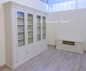 Libreria in stile classico  finitura colore bianco anticato con ante chiuse e ante a vetro da soggiorno o studio